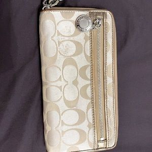 Large wristlet/wallet